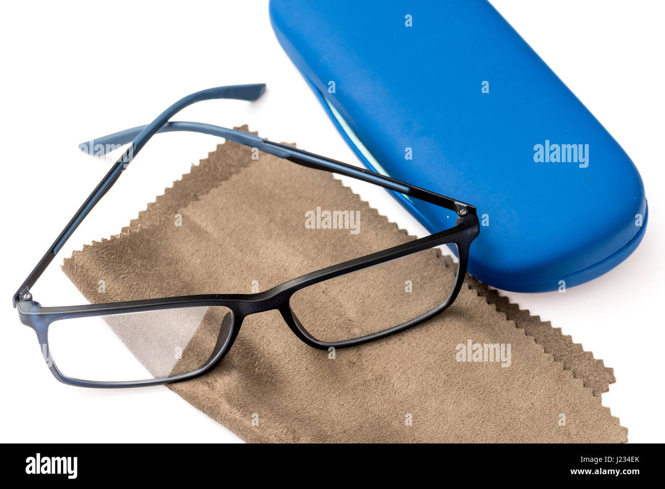 Schwarze Brillen, braun Mikrofaser Tuch und blau Schutzhülle isoliert auf weißem Hintergrund Reinigung lesen Stockfoto