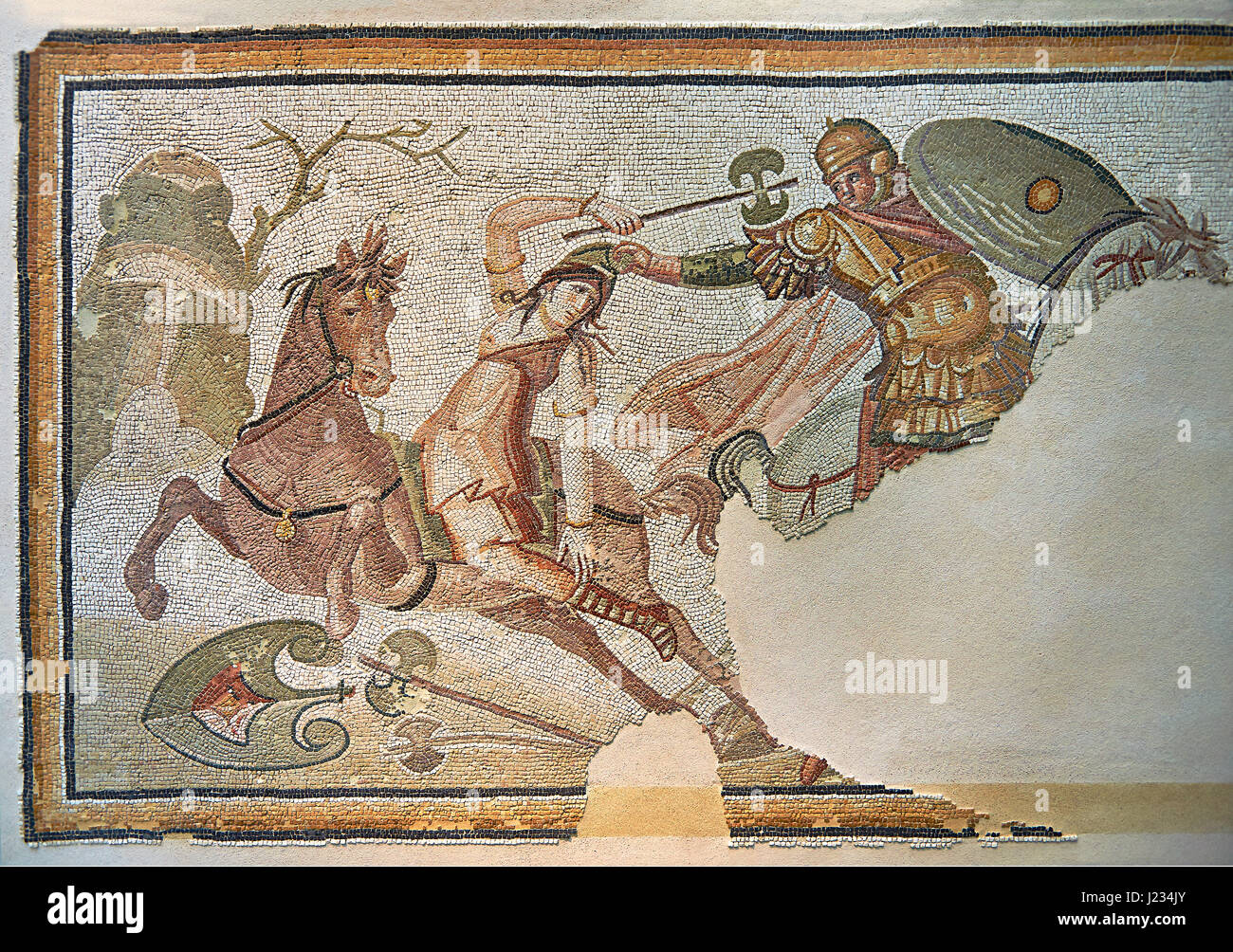Eine Amazone zu Pferd kämpfen, von Daphne, einem Vorort von Antiochia, Antakya, Türkei, 4. Jahrhundert n. Chr. römische Mosaik. Marmorblöcke und Glaskubus einfügen Stockfoto