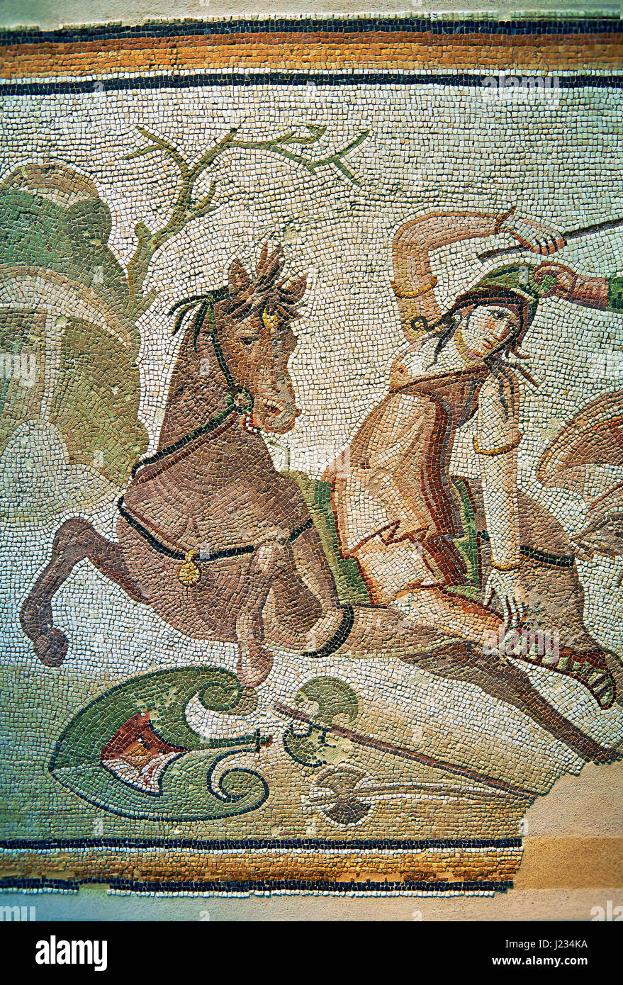 Eine Amazone zu Pferd kämpfen, von Daphne, einem Vorort von Antiochia, Antakya, Türkei, 4. Jahrhundert n. Chr. römische Mosaik. Marmorblöcke und Glaskubus einfügen Stockfoto