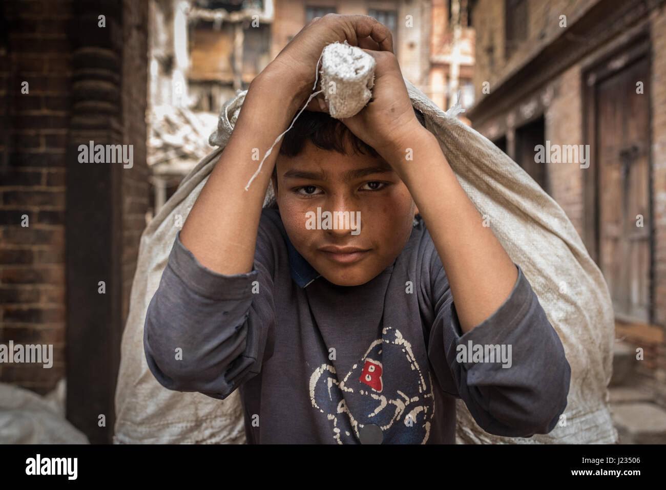 Junge schleppen Material und einen Beitrag zum Wiederaufbau von Bhaktapur, Nepal. Stockfoto