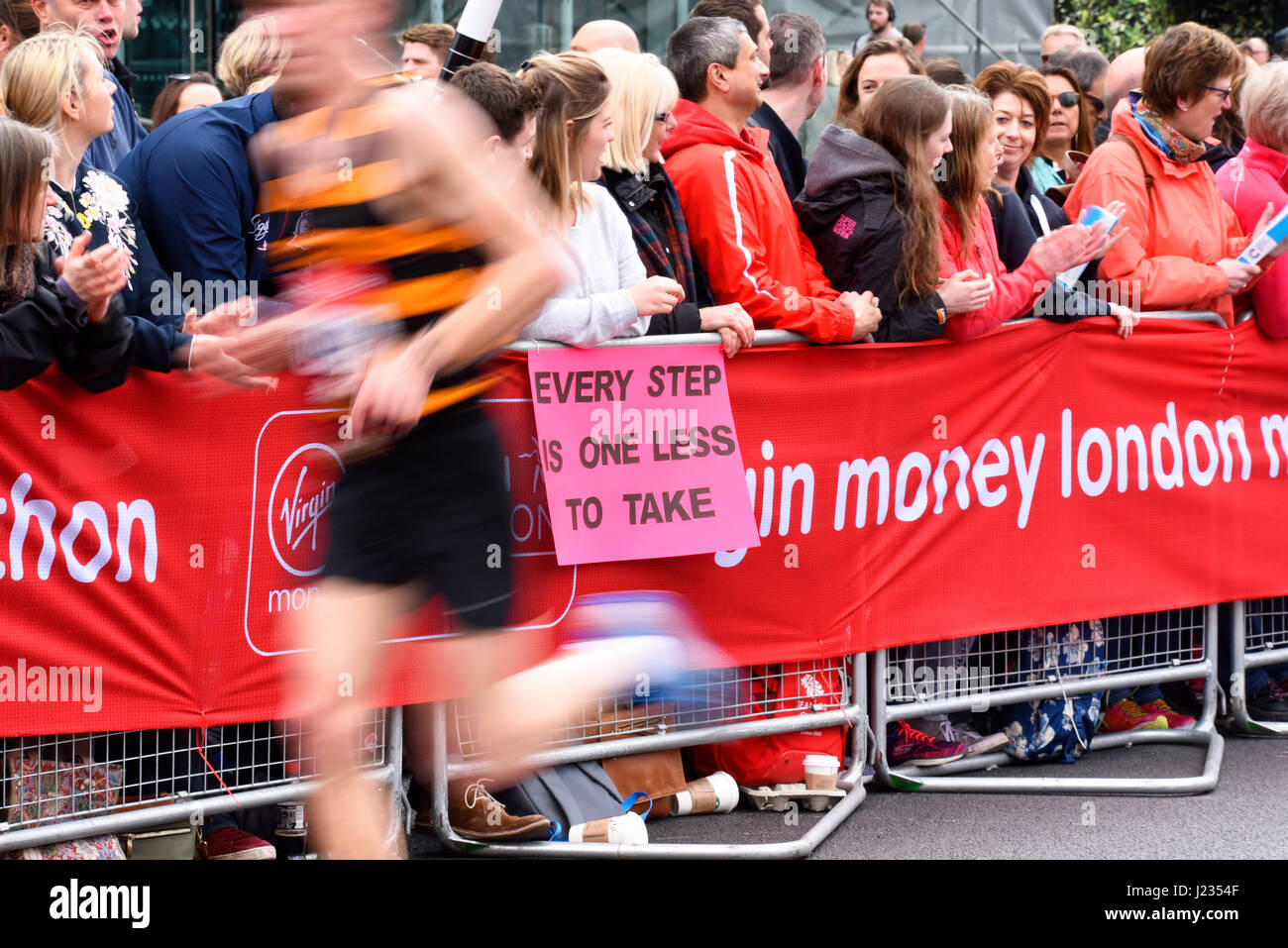 Motivationsschild beim Virgin London Marathon 2017 nach der Überquerung der Tower Bridge und neben dem Tower of London, UK Stockfoto
