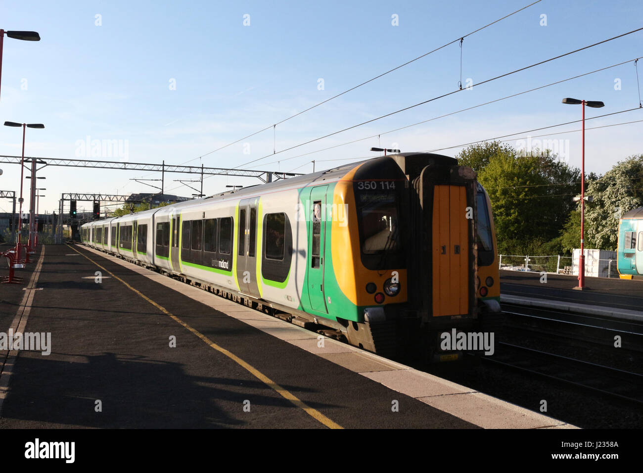 Klasse 350 e mehrere Ganzzug verlassen Birmingham International Bahnhof mit einem Service von London Euston zu Birmingham New Street. Stockfoto