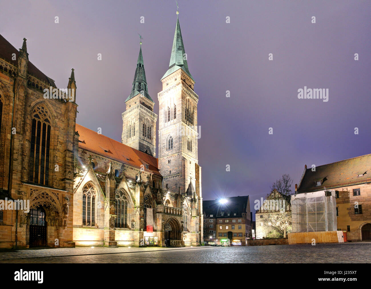 Nürnberg - St. Lorenz-Kirche in der Nacht, Deutschland Stockfoto
