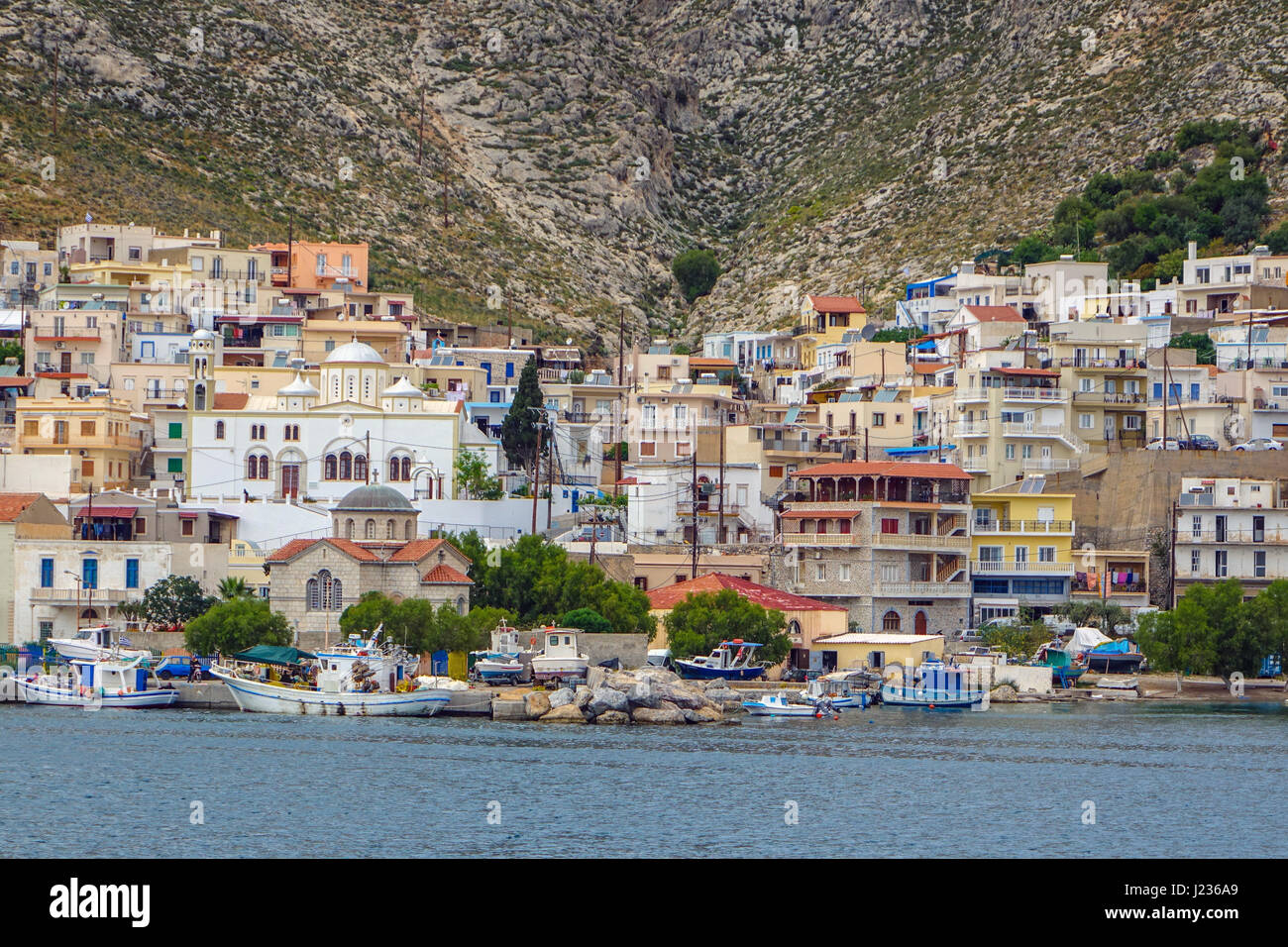 Häuser im italienischen Stil und Angelboote/Fischerboote, Pothia, Kalymnos, Griechenland Stockfoto