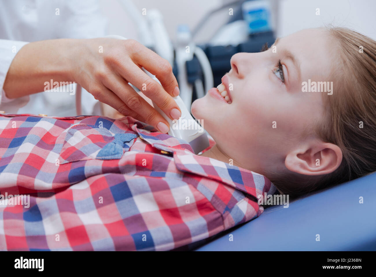 Glückliches Mädchen Immer Ultraschall Hals Scannen In Der Klinik Stockfotografie Alamy 