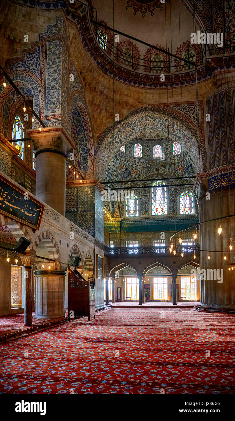 ISTANBUL, Türkei - 14. Juli 2014: Die Innenansicht des Sultan Ahmed Mosque (blaue Moschee), eine berühmte historische Moschee in Istanbul, Türkei. Stockfoto