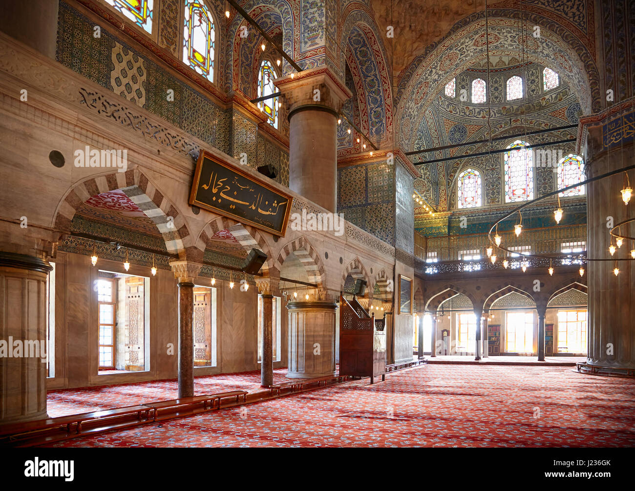 ISTANBUL, Türkei - 14. Juli 2014: Die Innenansicht des Sultan Ahmed Mosque (blaue Moschee), eine berühmte historische Moschee in Istanbul, Türkei. Stockfoto