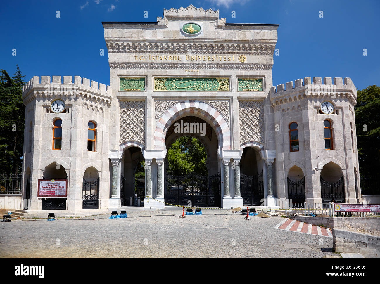 ISTANBUL, Türkei - 14. Juli 2014: Die gewölbten monumentale maurischen Stil Tor der Istanbuler Universität am Beyazit-Platz, Istanbul, Türkei Stockfoto