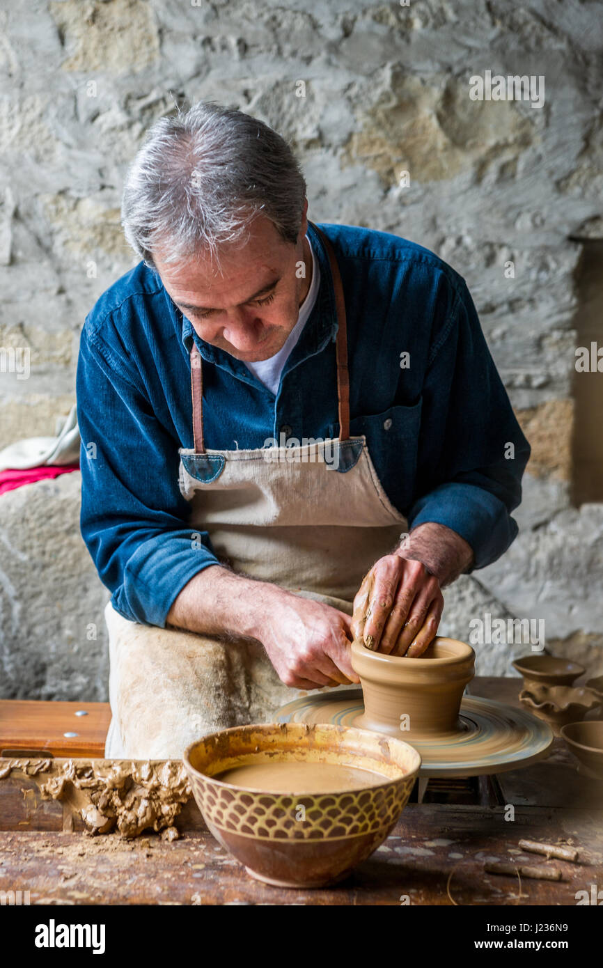 Töpfer bei der Arbeit im bulgarischen artesischen Dorf Etar Stockfoto