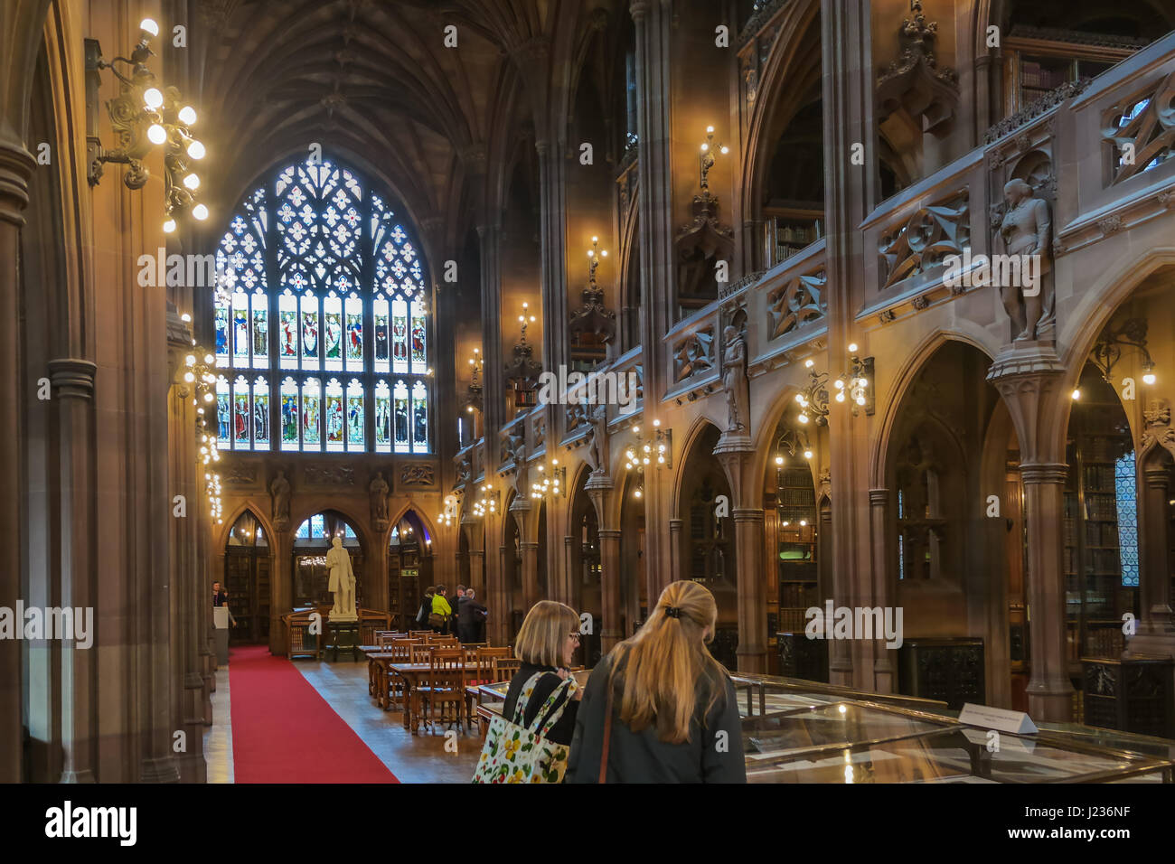 Lesesaal der John Rylands Library in Manchester, UK. Historische Innenräume der Bibliothek. Stockfoto