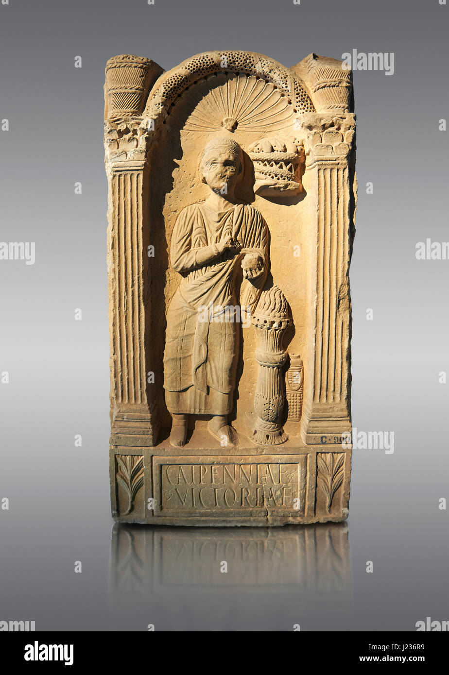 Zweiten Jahrhundert n. Chr. römischen funerary Stele gewidmet Caipenniae Victoriae aus Afrika Proconsularis präsentieren Tag Tunesien. Das Nationalmuseum von Bardo Stockfoto