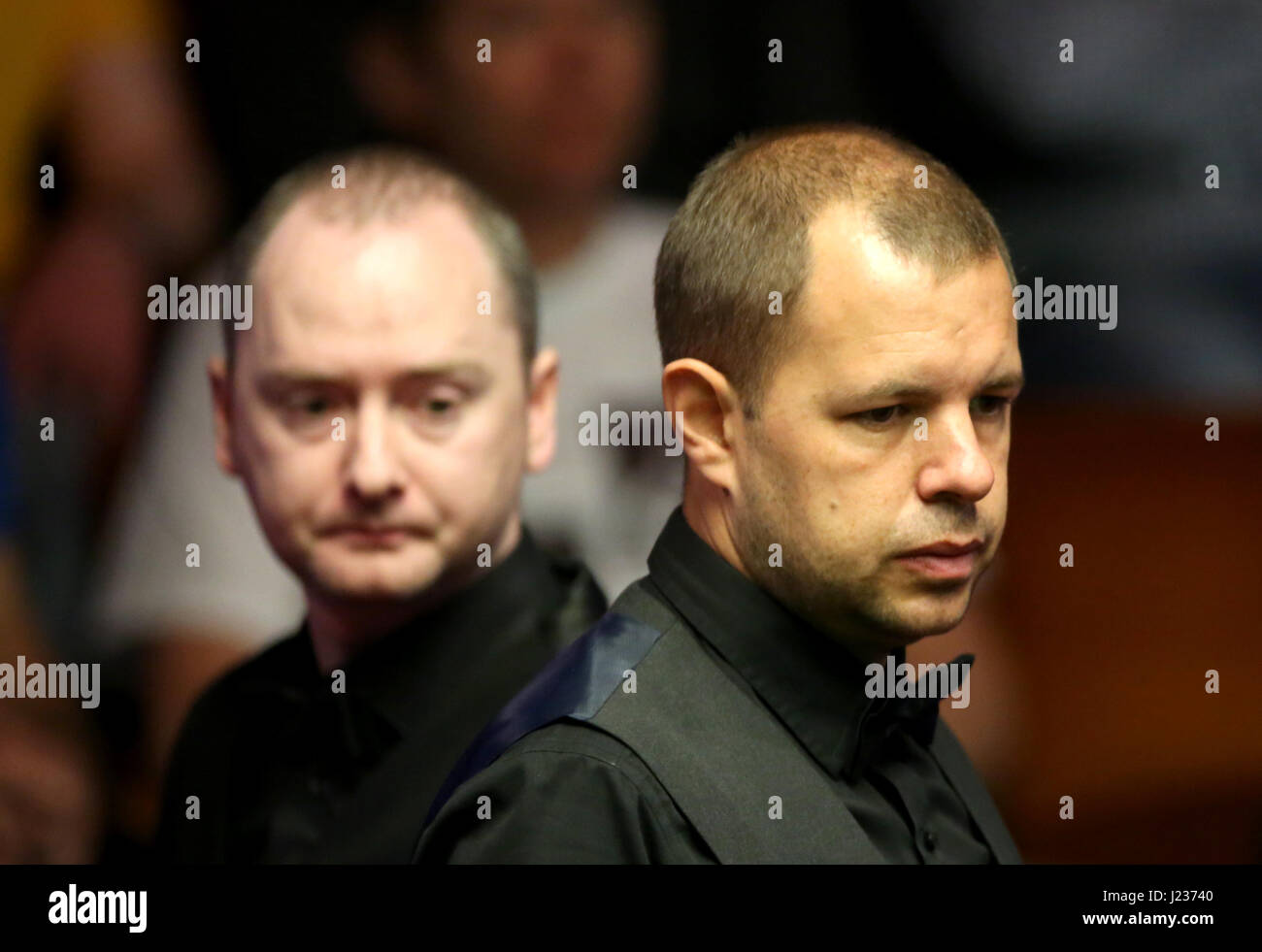 Barry Hawkins in seinem Match gegen Graeme Dott am Tag 10 der Betfred Snooker-WM am Crucible Theatre in Sheffield. Stockfoto