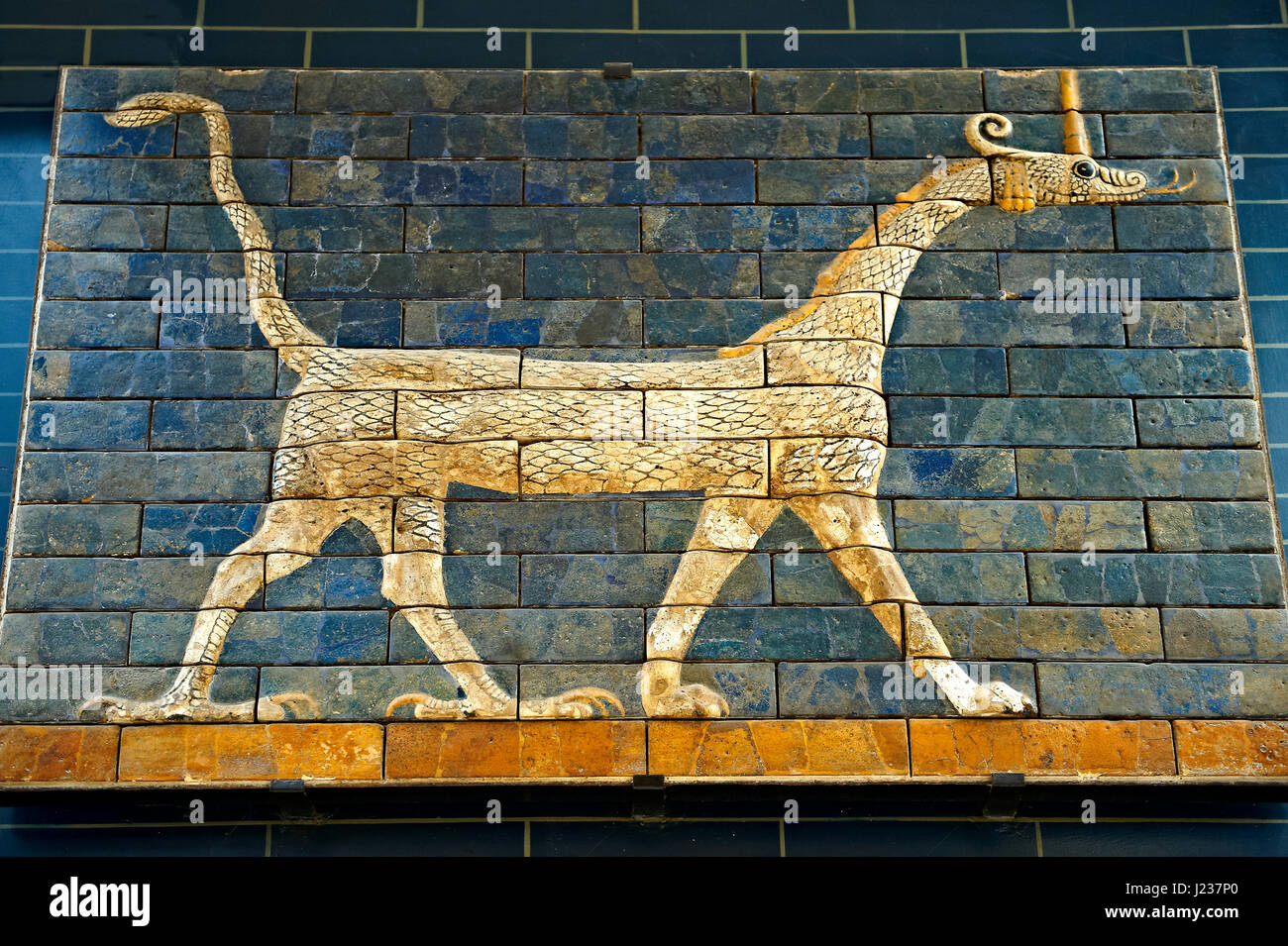 Dragon-Relief auf glasierten Ziegeln vom Ischtar-Tor, Babylon, Irak gebaut um 575 v. Chr., Archäologisches Museum Istanbul. Stockfoto