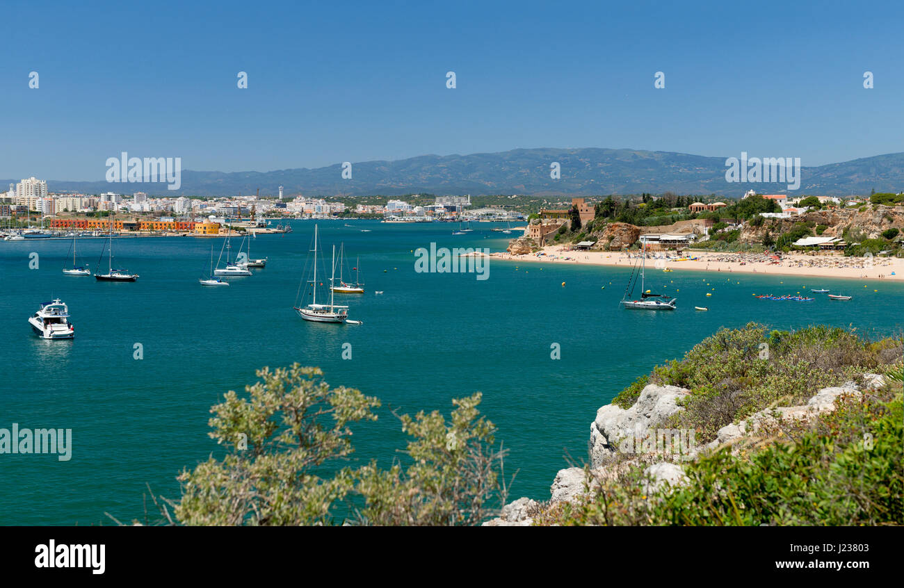 Portugal, Algarve, Ferragudo und Portimao am Fluss Arade, Monchique in der Ferne Stockfoto