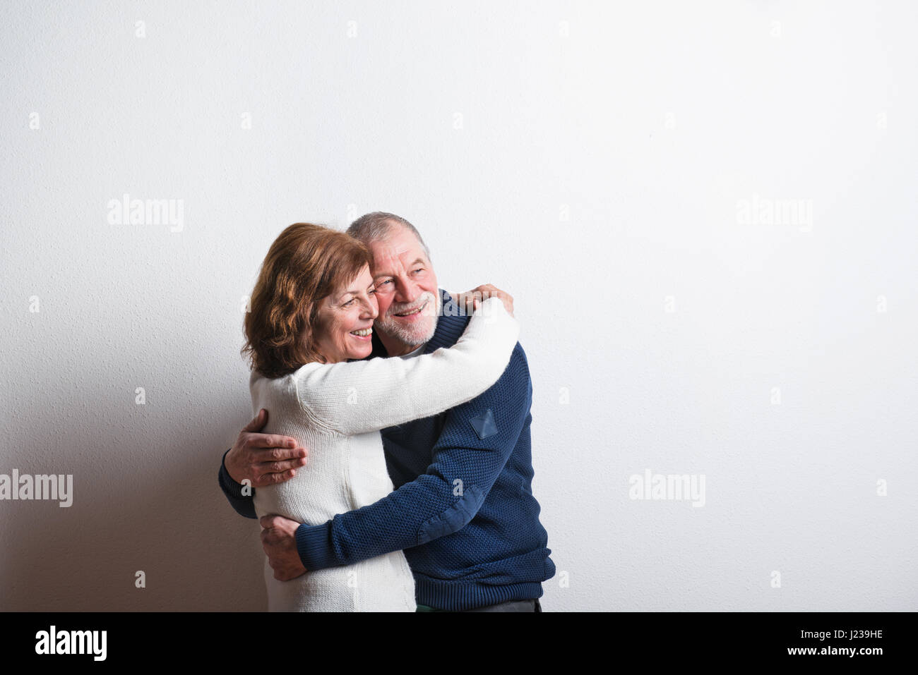 Schönes älteres Paar in Liebe umarmt. Studio gedreht. Stockfoto