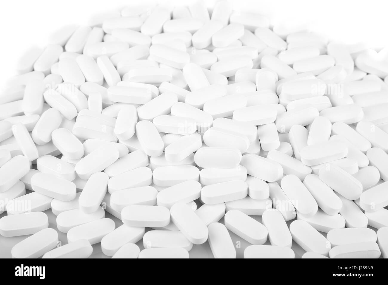 Weißen Calcium Pillen auf einer weißen Fläche. Kalzium-Tabletten isoliert auf weißem Hintergrund. Stockfoto