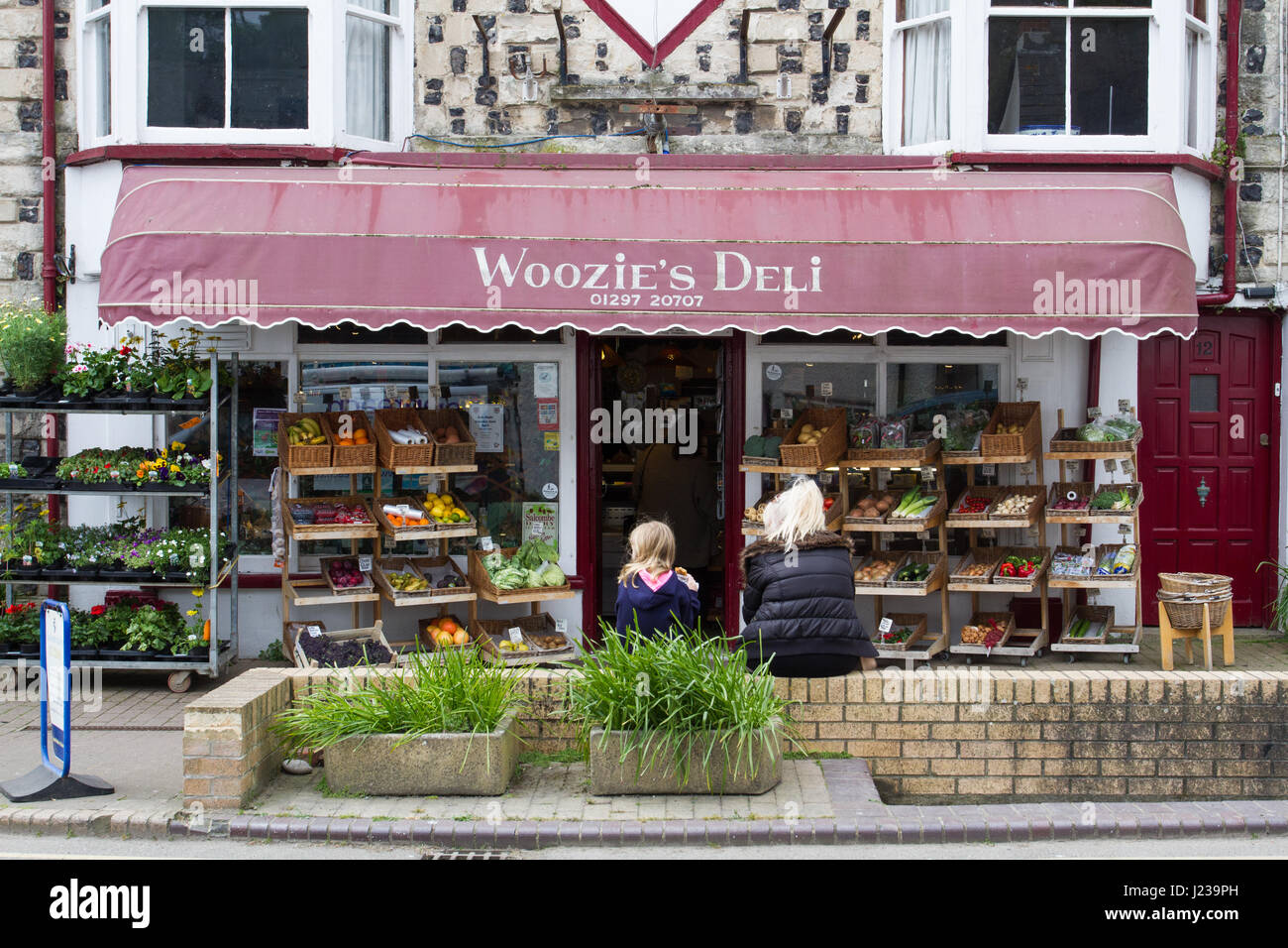 BIER, DEVON, UK - 15. APRIL 2017. Ein lokales Geschäft in Form von Delikatessen bekannt als Woosie Deli auf den Straßen von Bier in Devon, England. Stockfoto