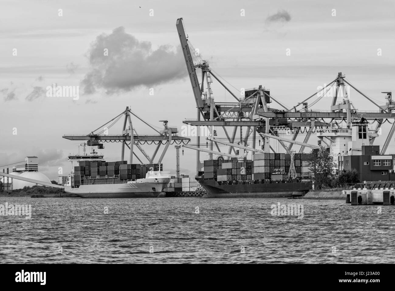 Containerumschlag im Hafen. Stockfoto