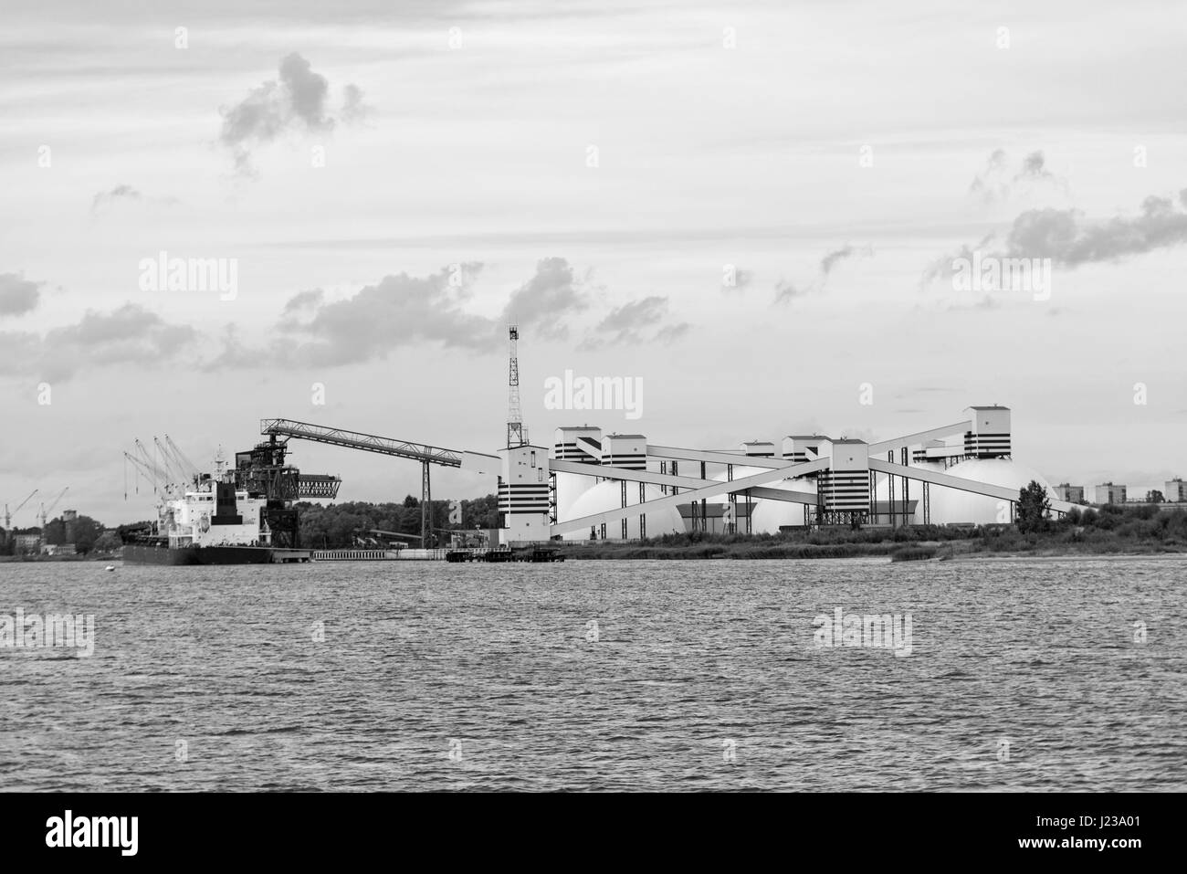 Containerumschlag im Hafen. Stockfoto