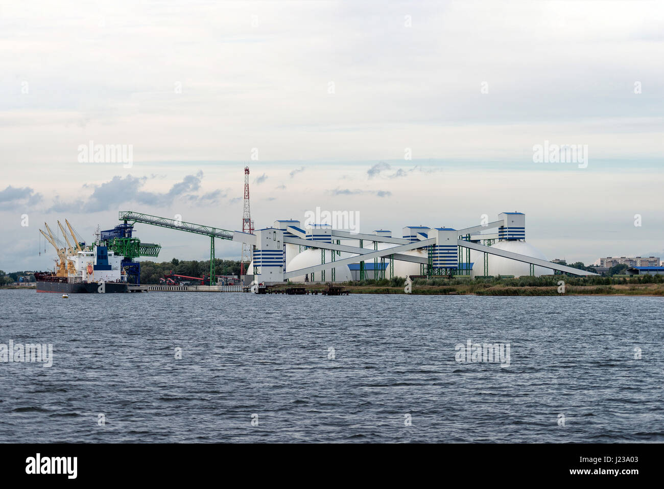 Mineralische Umschlag im Hafen. Stockfoto
