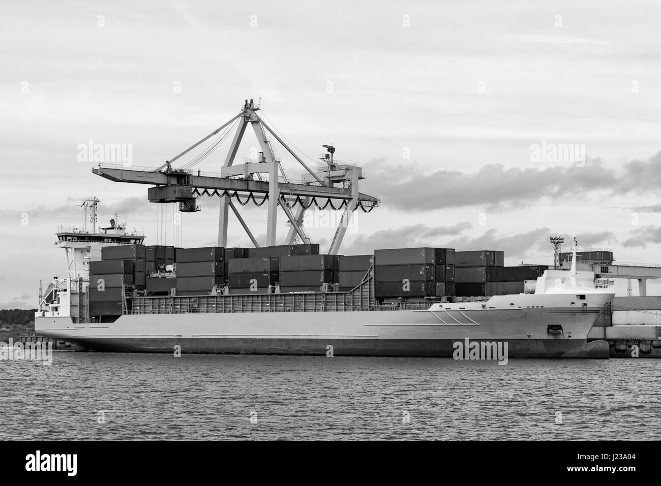 Containerumschlag im Hafen. Stockfoto