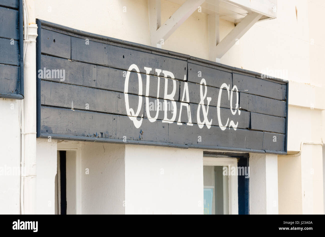 Quba & Co Bekleidungsgeschäft in Salcombe, Devon, die aus alten Segeln Segeln Jacken verkauft Stockfoto