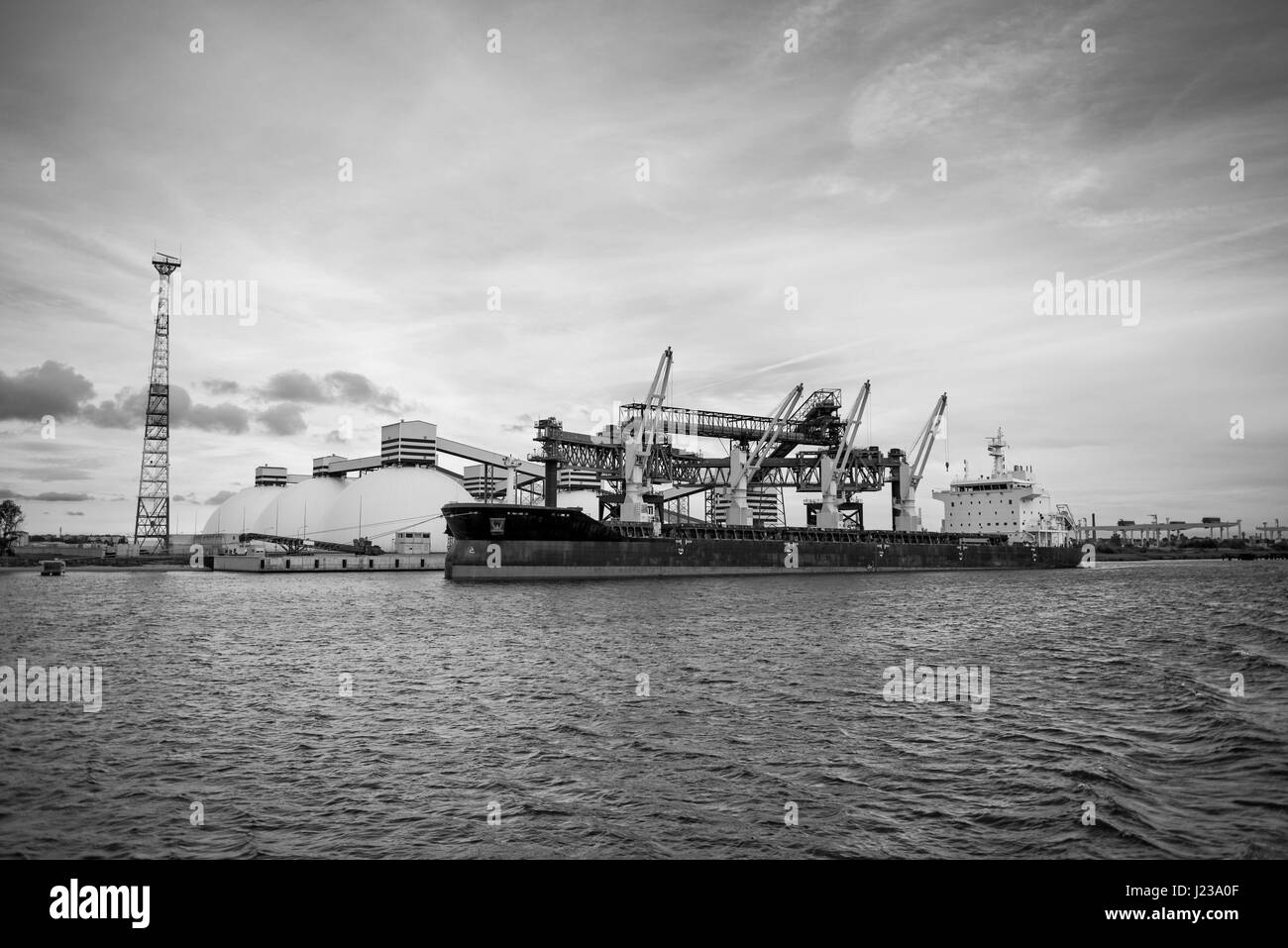 Mineralische Umschlag im Hafen. Stockfoto