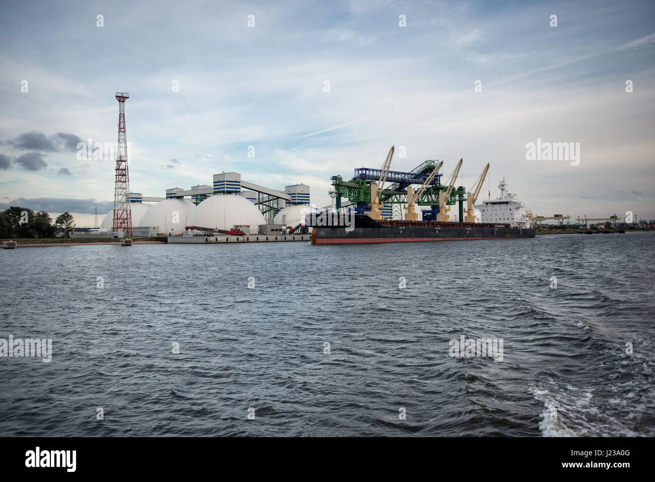 Mineralische Umschlag im Hafen. Stockfoto
