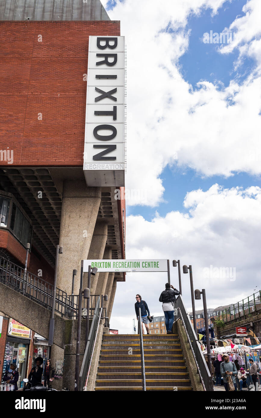 Brixton-Erholungszentrum (Brixton Rec) ist eine lebendige, familiäre freundliche Sport Veranstaltungsort, komplett mit Kunst-Fitness-Studio und Fitness-Studios, Kletterwände, tenn Stockfoto