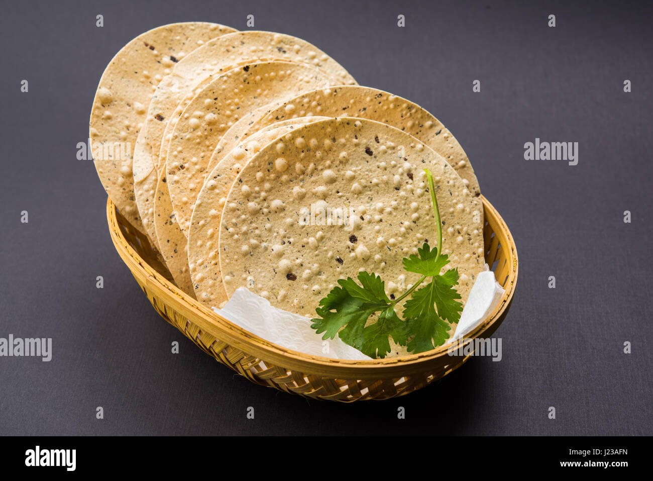 Indische Snacks, tiefe gebratenen Cracker oder Papad. Mung dal und Urad dal Papad ein indischer gebraten Schale, die eine Beilage zum Mittag- und Abendessen ist. Stockfoto