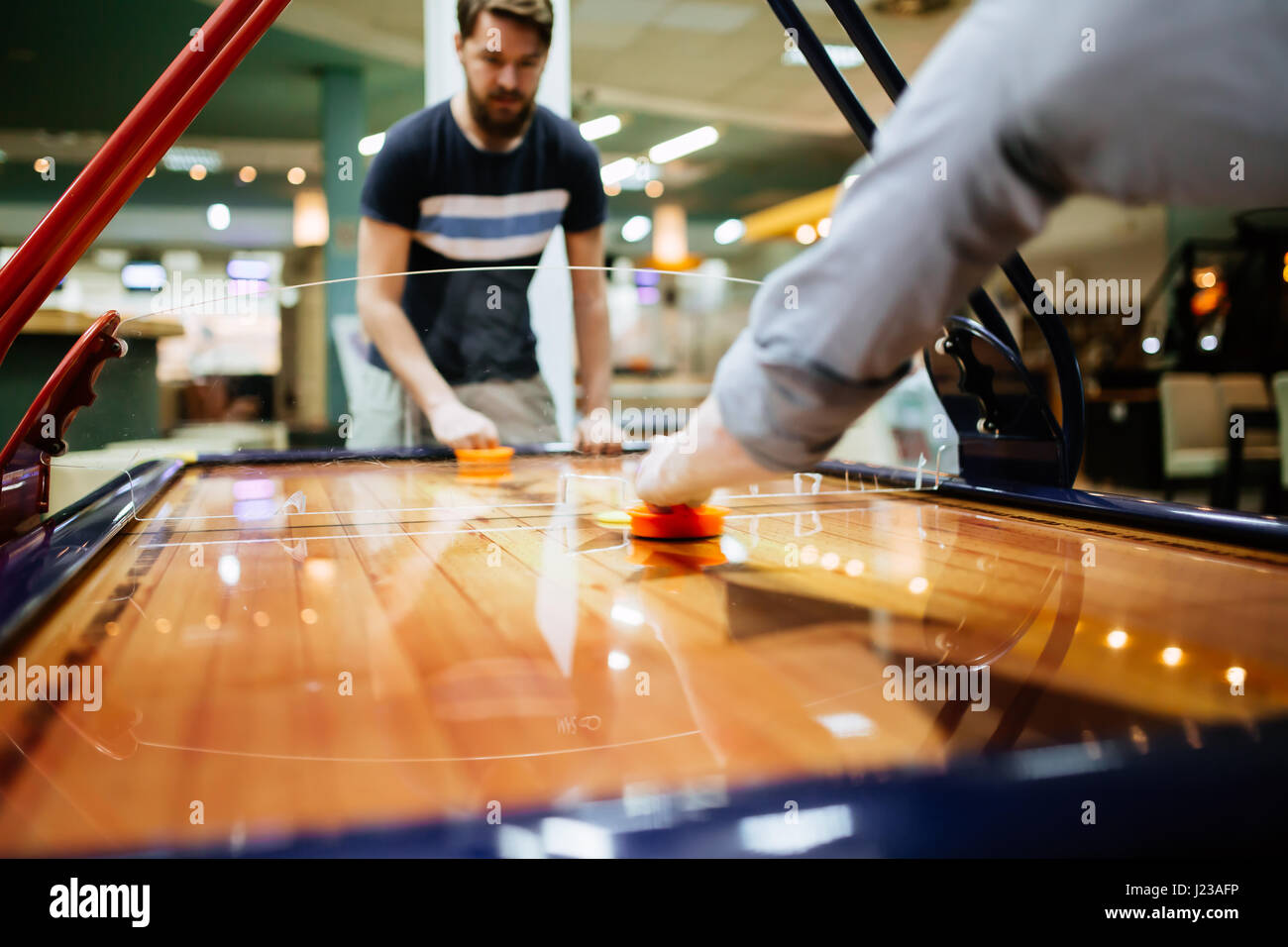 Air Hockeyspiel macht Spaß auch für Erwachsene Stockfoto