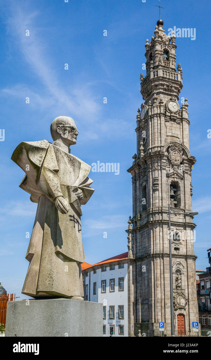 Portugal, Region Norte, Porto, Statue von António Ferreira Gomes der ehemalige Bischof von Porto gegenüber der monumentale barocke Glocke Turm von Clérigos Churc Stockfoto