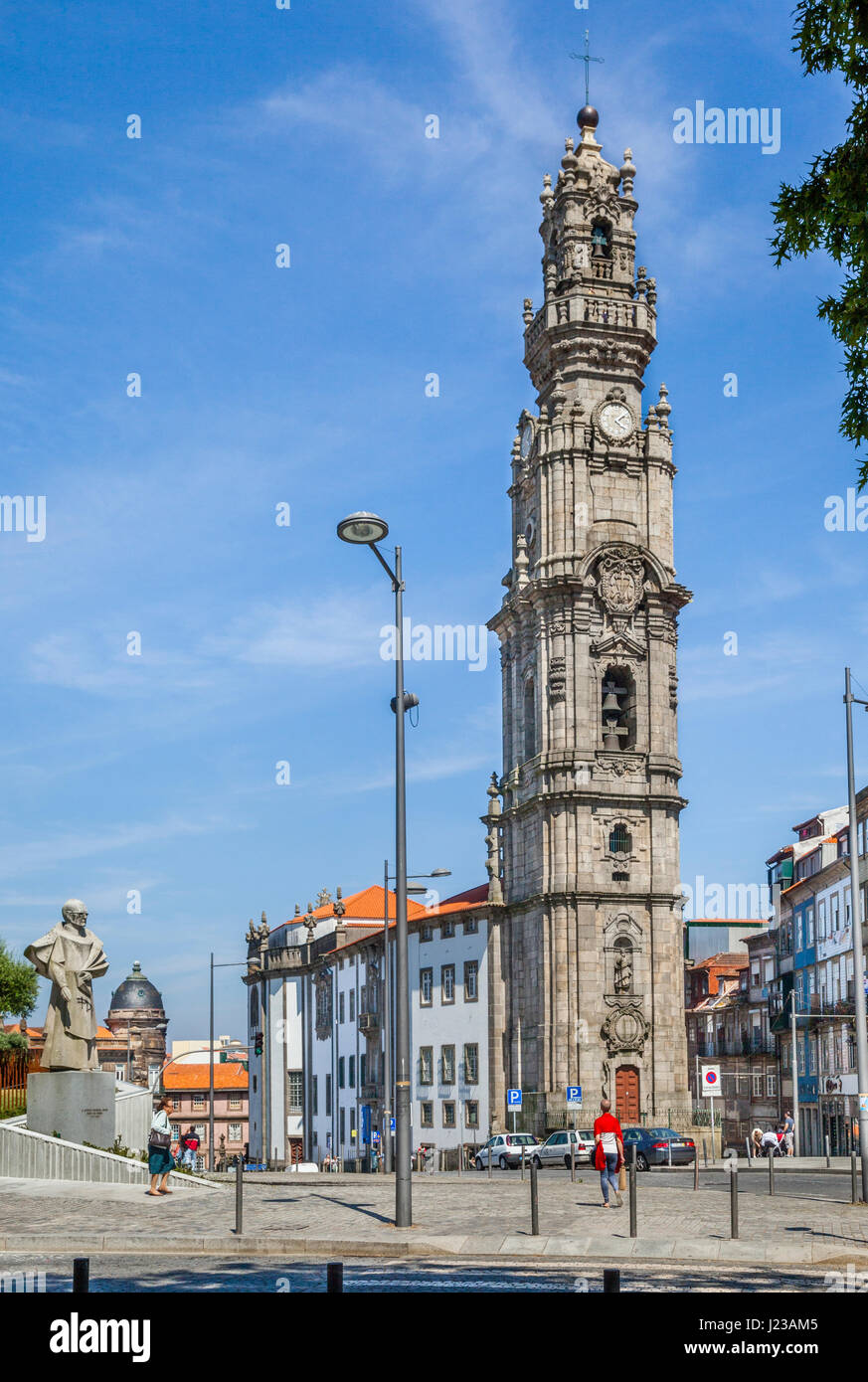Portugal, Region Norte, Porto, Statue von António Ferreira Gomes der ehemalige Bischof von Porto gegenüber der monumentale barocke Glocke Turm von Clérigos Churc Stockfoto