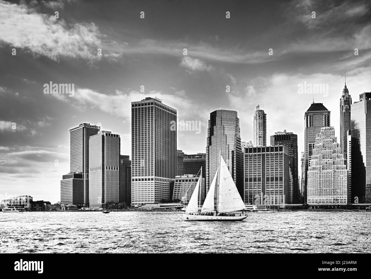 Segelboot gegen eine Manhattan-Skyline - HDR-Bild. Stockfoto