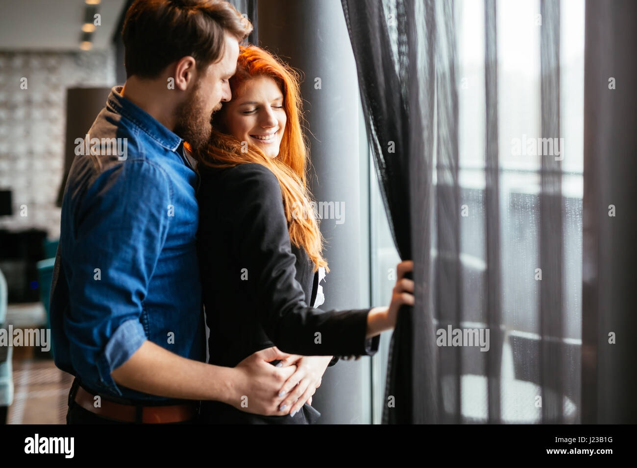 Mann umarmt Frau am Morgen bei Sonnenaufgang Stockfoto