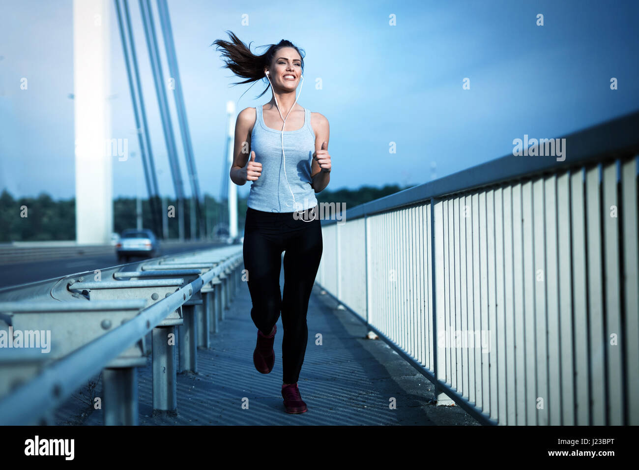 Schöne weibliche Jogger laufen am Morgen Stockfoto