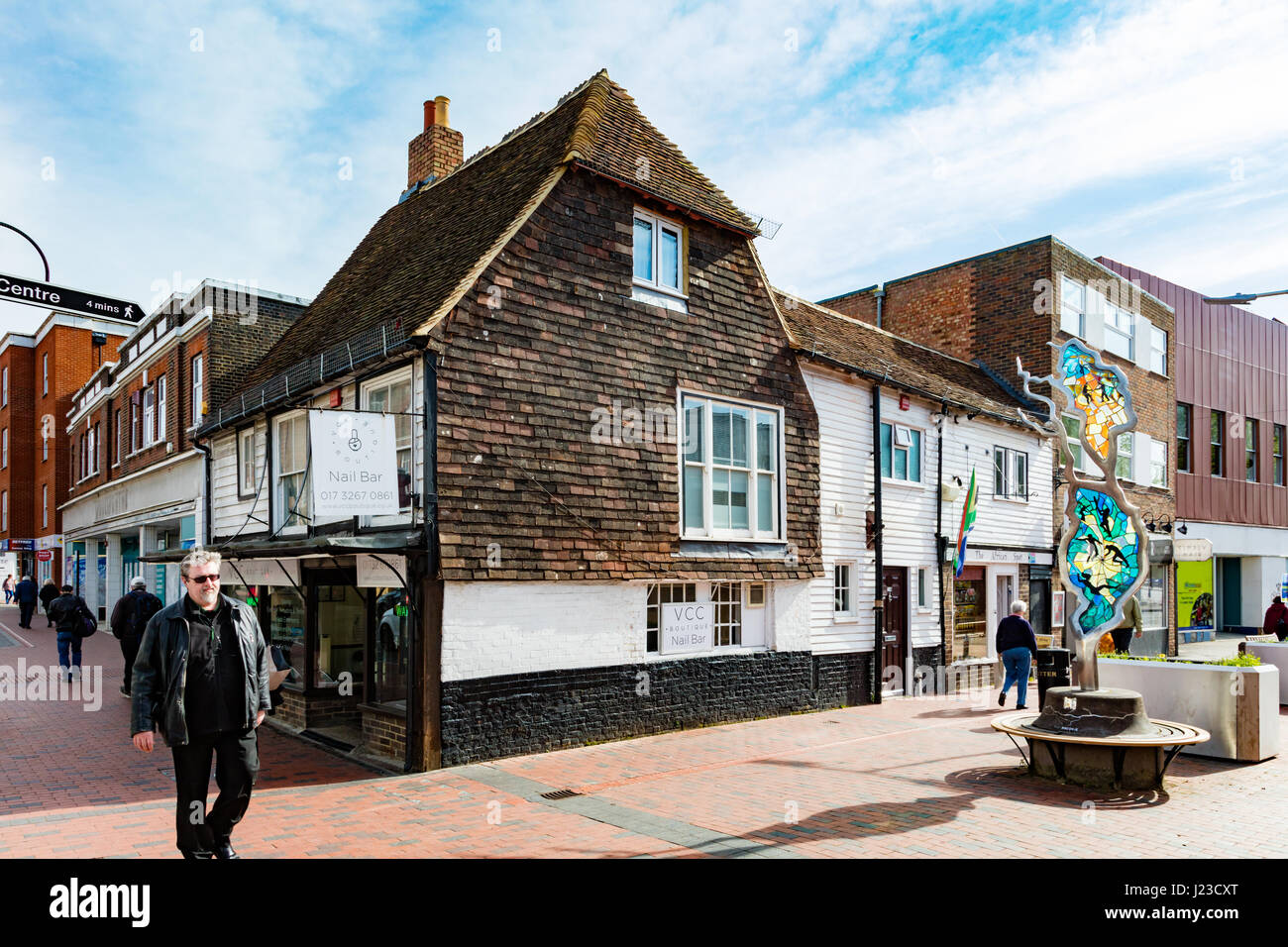 Fachwerk Denkmalschutz 2 Shop, jetzt ein Nagelstudio in Tonbridge High Street Kent, UK. Draußen ist eine farbiges Glasskulptur. Stockfoto