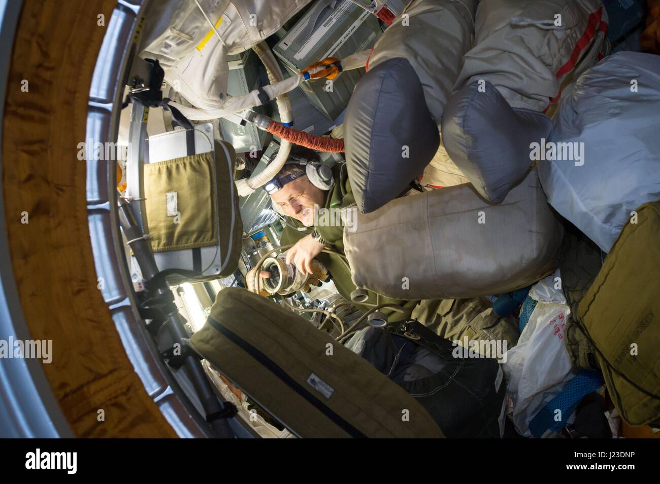 NASA-Expedition 50 erstklassige Crew Mitglied russischen Kosmonauten Andrei Borisenko von Roskosmos sammelt Ausrüstung innerhalb der russischen Segment der internationalen Raumstation ISS 29. Dezember 2016 in der Erdumlaufbahn.    (Foto von der NASA über Planetpix) Stockfoto