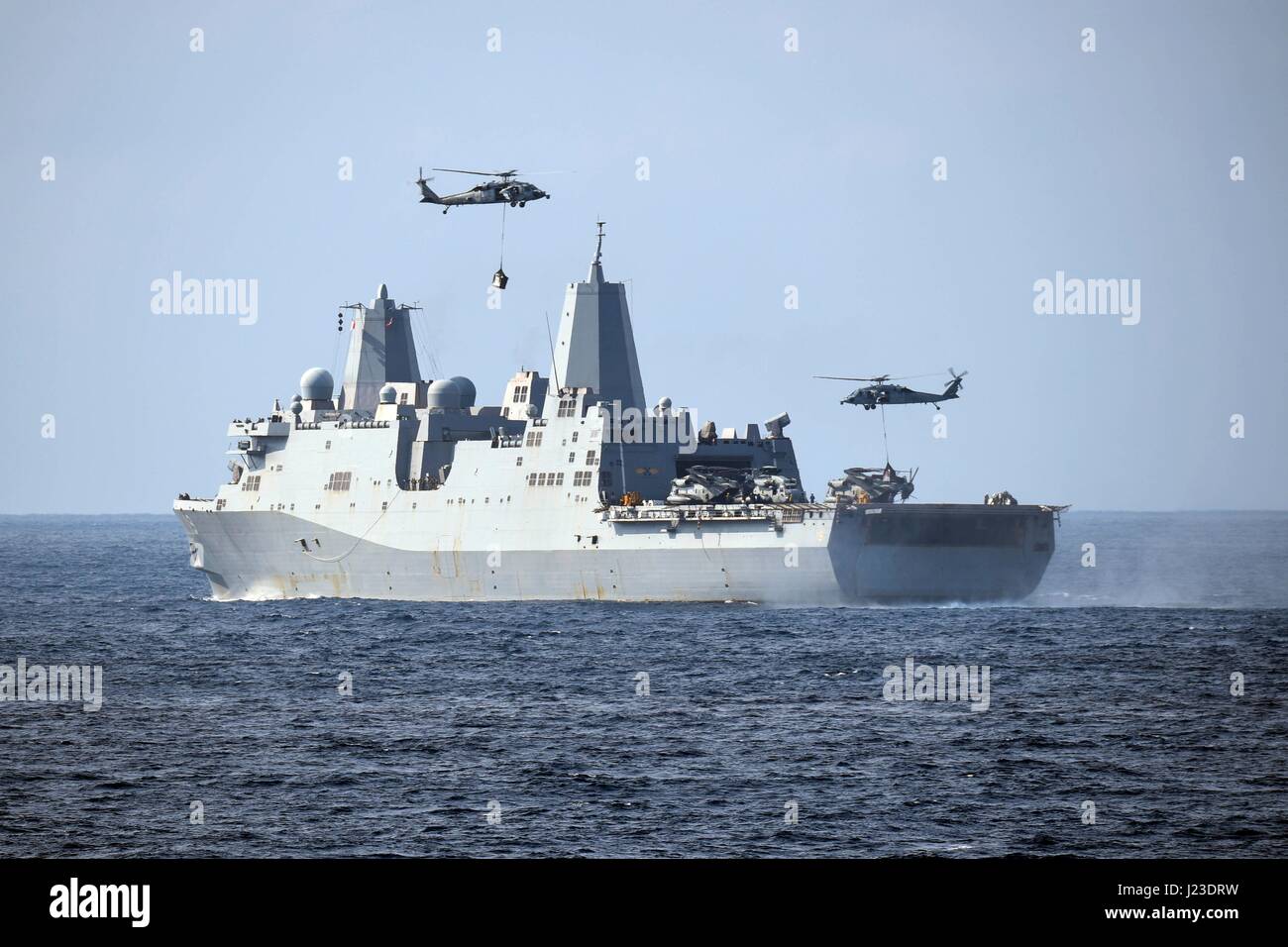 Hubschrauber fallen Lieferungen auf dem USN San Antonio-Klasse amphibious Transport Dock Schiff USS Mesa Verde während der zusammengesetzte Einheit Übung 21. Januar 2017 im Atlantischen Ozean.    (Foto: Julie R. Matyascik / US Navy über Planetpix) Stockfoto