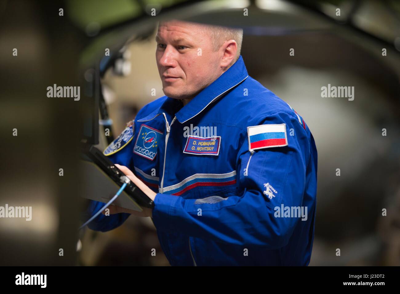 NASA-Expedition 50 erstklassige Crew Mitglied russische Kosmonaut Oleg Novitskiy von Roskosmos arbeitet auf der internationalen Raumstation ISS in einem Flugoverall 26. Dezember 2016 in der Erdumlaufbahn.    (Foto: NASA /NASA über Planetpix) Stockfoto