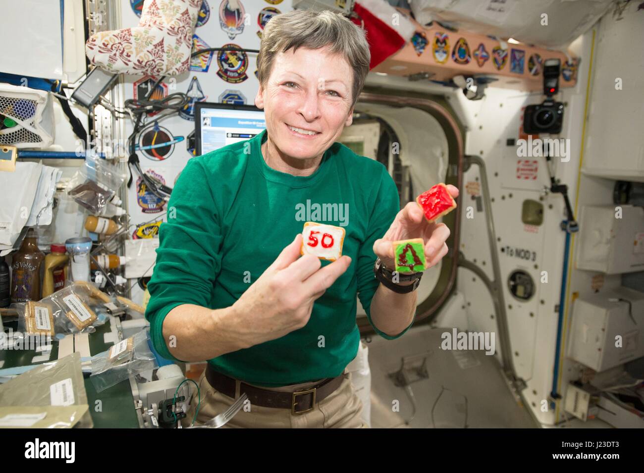 NASA-Expedition 50 Crew Mitglied US-amerikanische Astronautin Peggy Whitson schmückt einen Cookie während einer Feier Urlaub an Bord der internationalen Raumstation ISS 24. Dezember 2017 in der Erdumlaufbahn.    (Foto von der NASA über Planetpix) Stockfoto