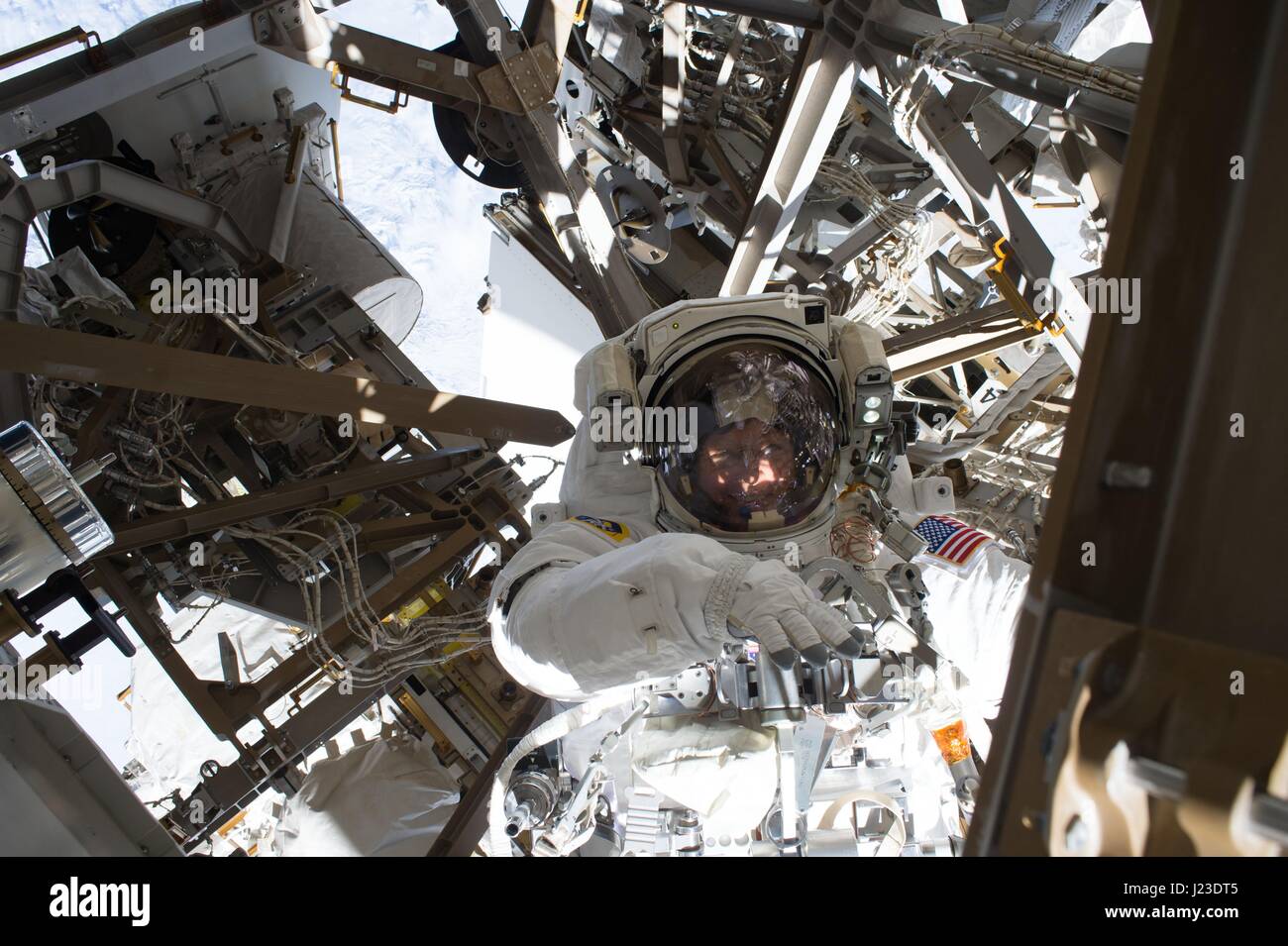 NASA-Expedition 50 erstklassige Besatzung Astronaut, die amerikanische Peggy Whitson auf der internationalen Raumstation in der Erdumlaufbahn während einem Weltraumspaziergang 6. Januar 2017 funktioniert.    (Foto von der NASA über Planetpix) Stockfoto