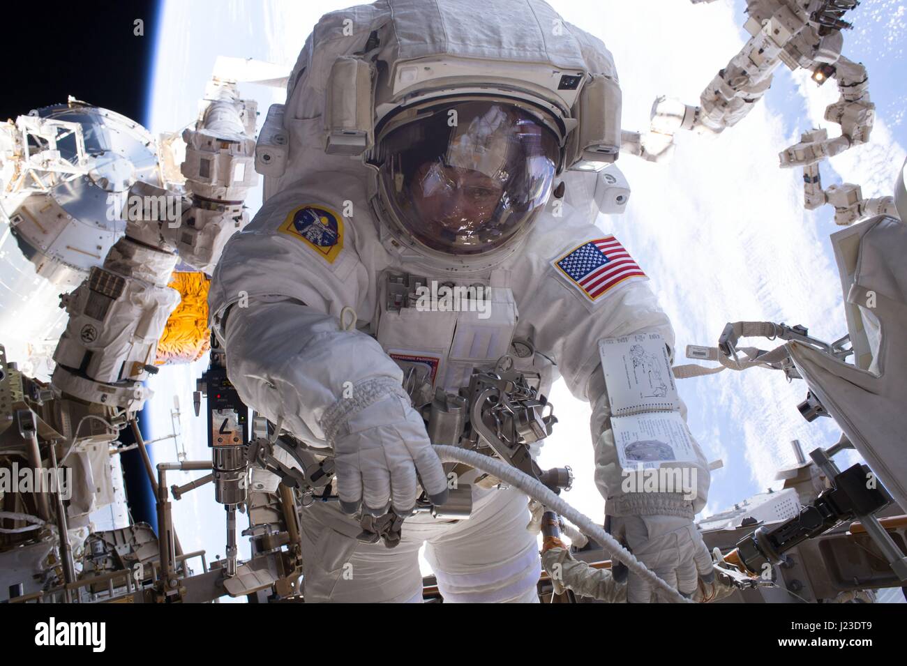 NASA-Expedition 50 erstklassige Besatzung Astronaut, die amerikanische Peggy Whitson auf der internationalen Raumstation in der Erdumlaufbahn während einem Weltraumspaziergang 6. Januar 2017 funktioniert.    (Foto von der NASA über Planetpix) Stockfoto