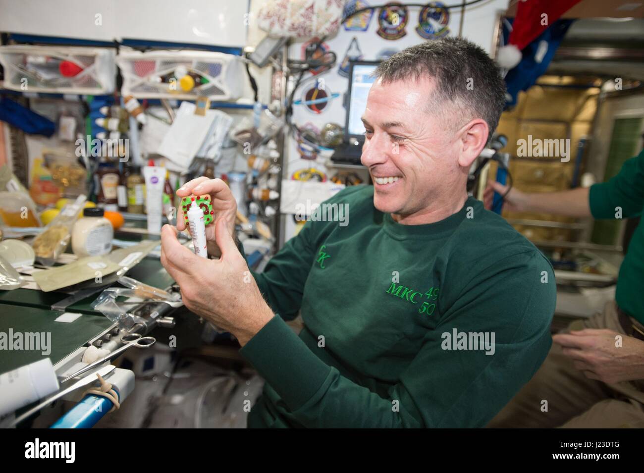 NASA-Expedition 50 Crew Mitglied US-amerikanischer Astronaut Shane Kimbrough schmückt einen Cookie während einer Feier Urlaub an Bord der internationalen Raumstation ISS 24. Dezember 2017 in der Erdumlaufbahn.    (Foto von der NASA über Planetpix) Stockfoto
