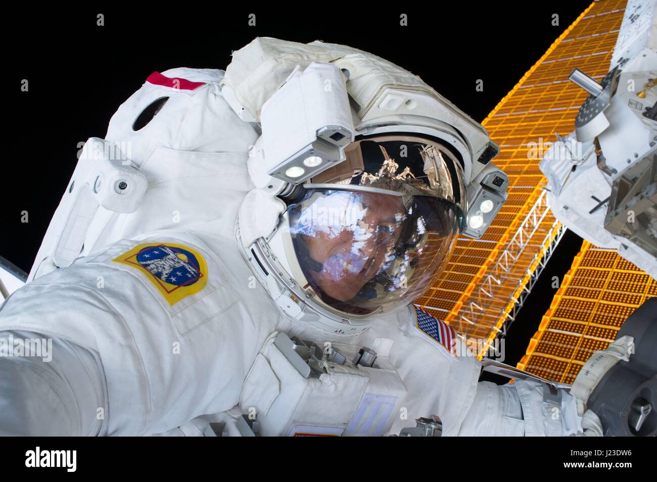 NASA-Expedition 50 erstklassige Besatzung Astronaut, die amerikanische Shane Kimbrough auf der internationalen Raumstation in der Erdumlaufbahn während einen Weltraumspaziergang 6. Januar 2017 arbeitet.    (Foto von der NASA über Planetpix) Stockfoto