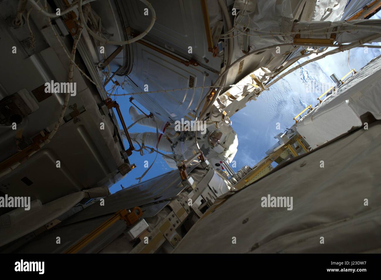 NASA-Expedition 50 erstklassige Besatzung Astronaut, die amerikanische Shane Kimbrough auf der internationalen Raumstation in der Erdumlaufbahn während einen Weltraumspaziergang 13. Januar 2017 arbeitet.    (Foto von der NASA über Planetpix) Stockfoto