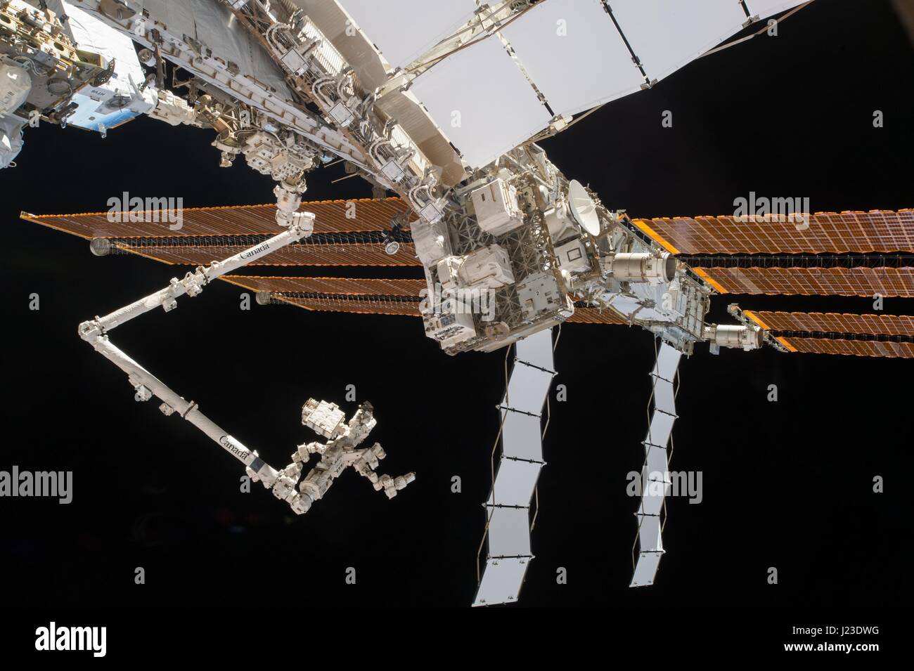 Astronauten der NASA-Expedition 50 erfassen einen Blick auf die Dexter Roboter angeschlossen an das Ende der internationalen Raumstation ISS Canadarm2-Roboterarm 8. Januar 2017 in der Erdumlaufbahn.    (Foto von der NASA über Planetpix) Stockfoto