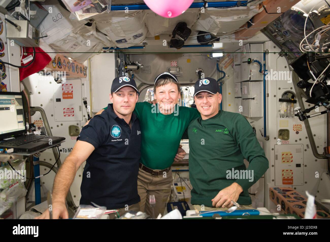 NASA-Expedition 50 Crew Mitglieder (L-R) französischer Astronaut Thomas Pesquet von der Europäischen Weltraumorganisation und amerikanischen Astronauten Peggy Whitson und Shane Kimbrough versammeln sich um den Urlaub an Bord der internationalen Raumstation in der Erdumlaufbahn 24. Dezember 2016 feiern.    (Foto von der NASA über Planetpix) Stockfoto