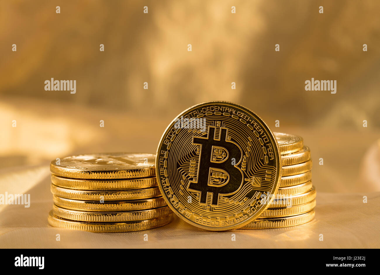 Bitcoin auf goldenem Hintergrund zur Veranschaulichung von Blockchain und Cyber-Währung Stockfoto