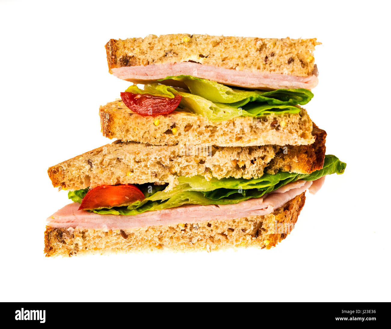 Hausgemachten Schinken, Salat und Tomate Sandwich auf braunem Brot Stockfoto